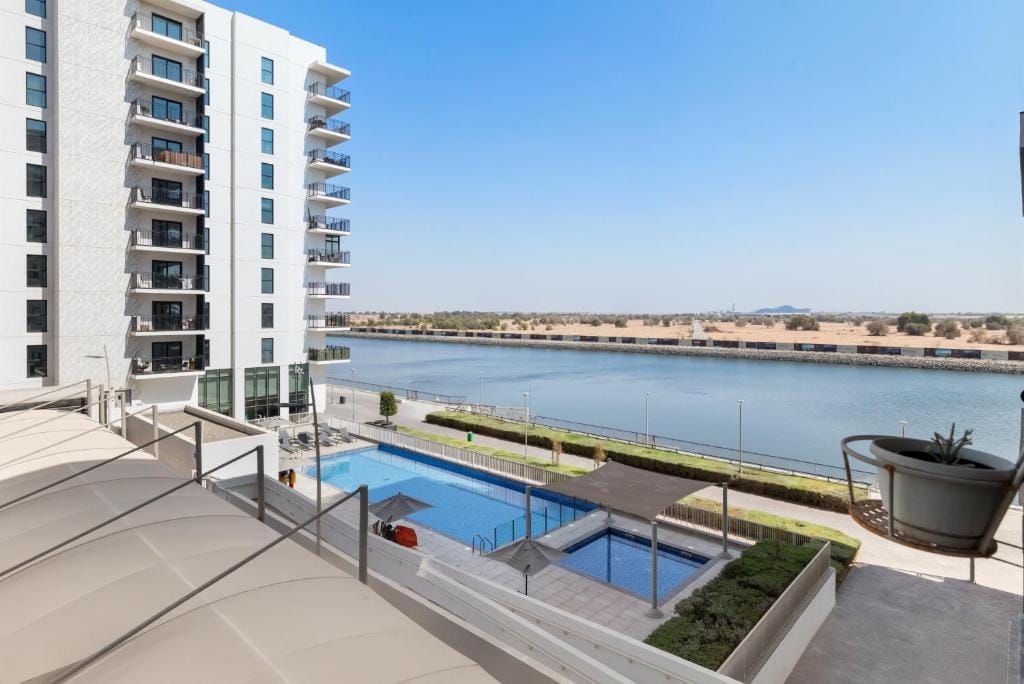 Waterfront Yas 1BR near F1 & Ticket Savings — 4