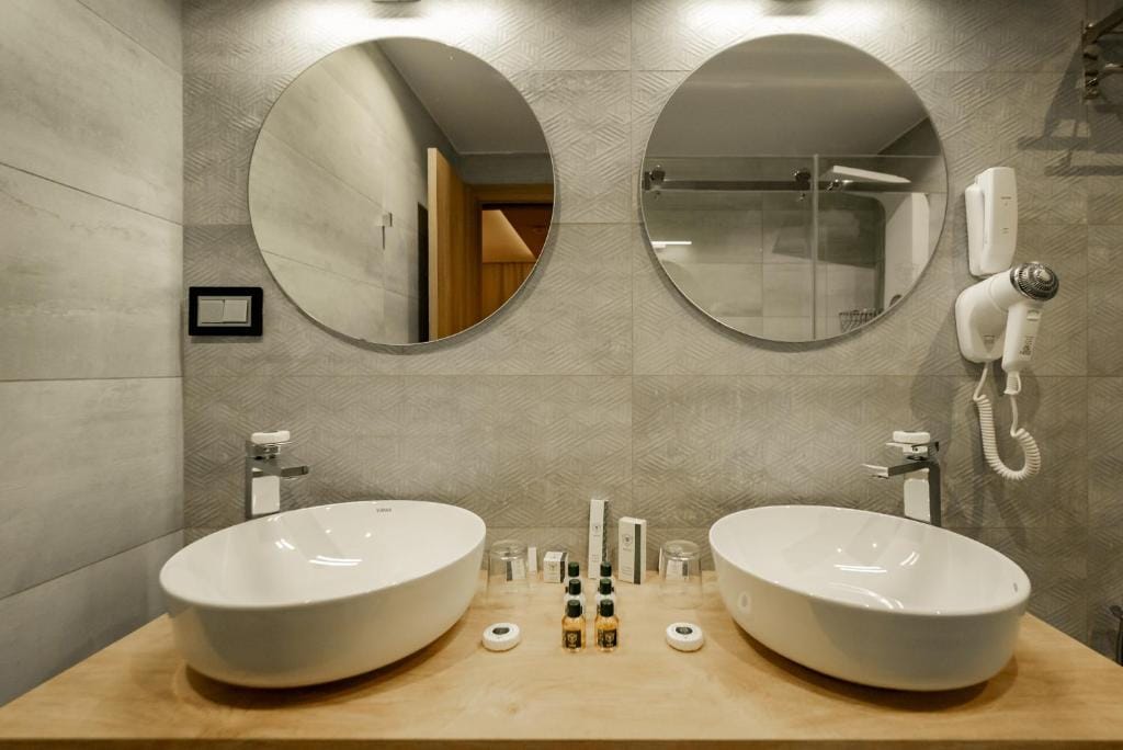 AD HOTEL HYDRA — 3