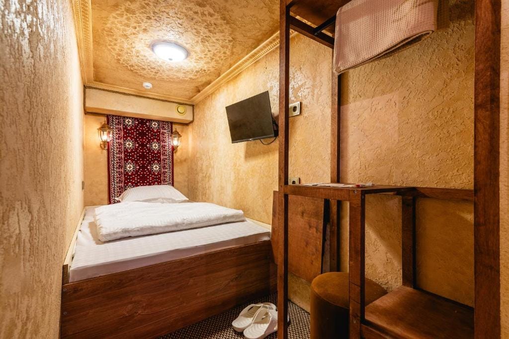 Alladin Capsule Hotel — 1