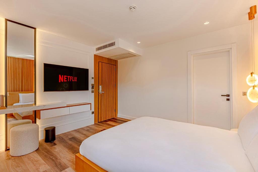 Dulcet Hotel — 5