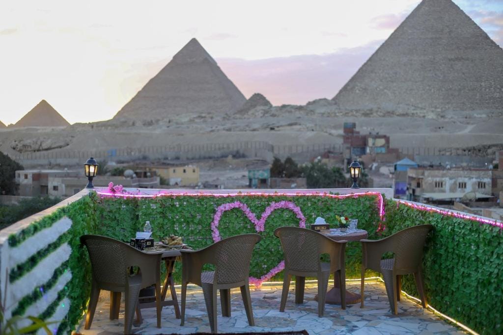 pyramids show inn — 1