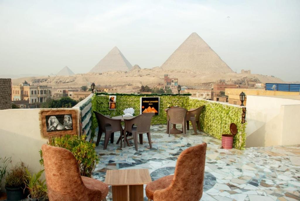 pyramids show inn — 2
