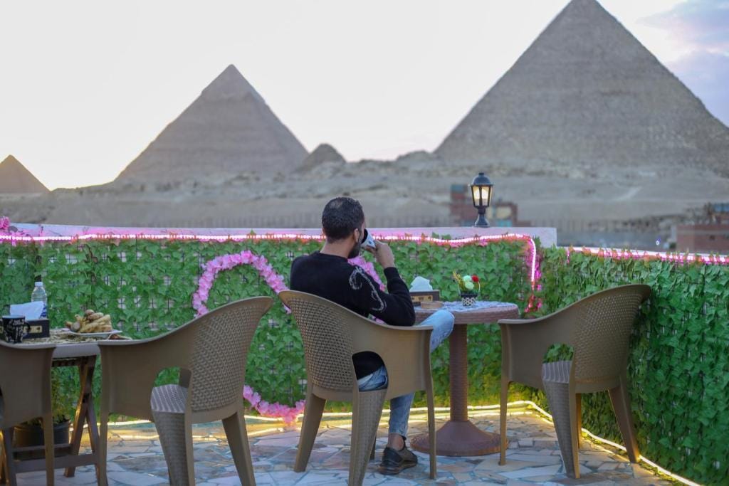 pyramids show inn — 4