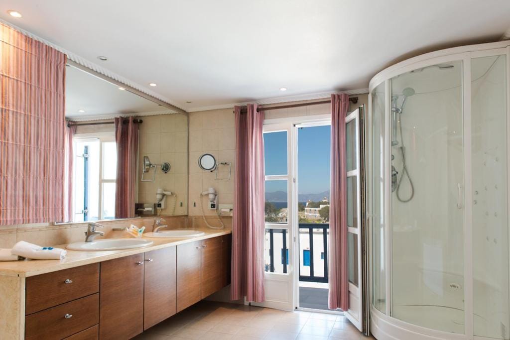 Poseidon Hotel Suites — 3