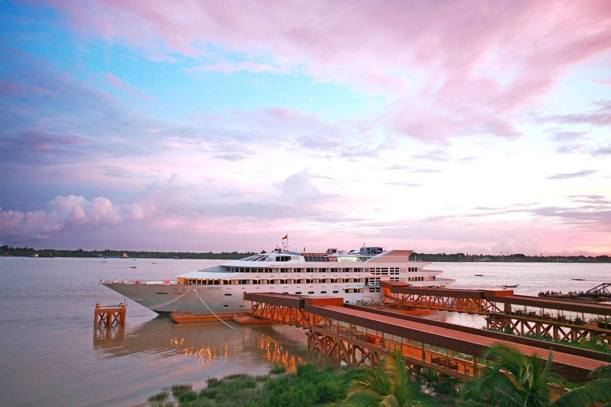 Vintage Luxury Yacht Hotel — 5